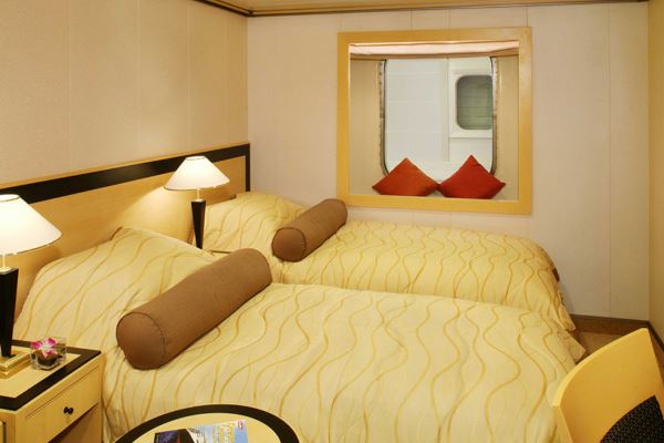 Atrium View Inside cunard-queen-mary-2-hb-foto-01
