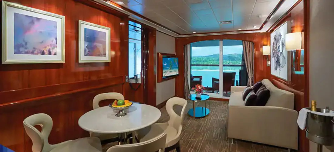 Deluxe Suite familiare con 2 camere e balcone norwegian-cruise-line-norwegian-pearl-s4.webp