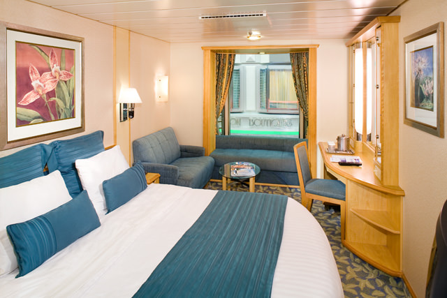 royal-caribbean-voyager-of-the-seas-promenade-view-interior